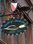 819777 Afbeelding van het uithangbordje aan de winkelpui van Bakkerij Moolenbeek (Nieuwegracht 125) te Utrecht.N.B. Al ...